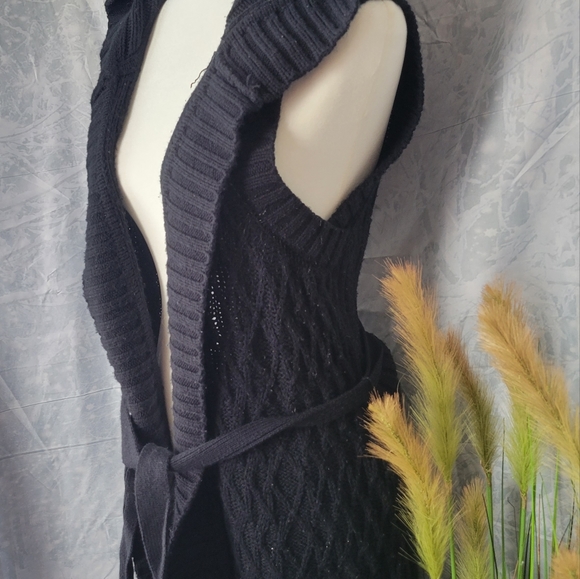 Lady's beautiful knee length sweater - Picture 2 of 4